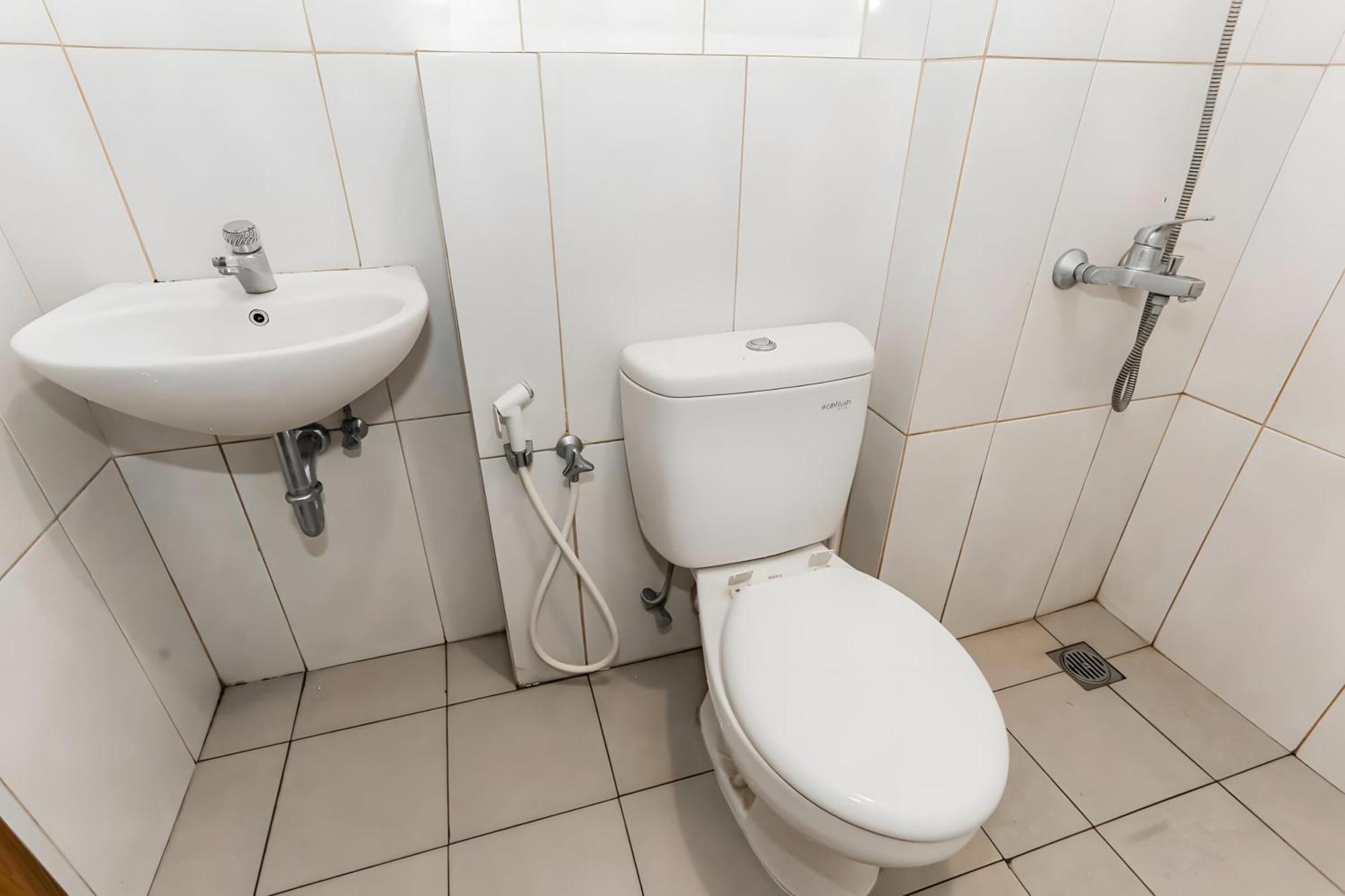 Oyo 93703 F88 Hotel Bekasi Bagian luar foto